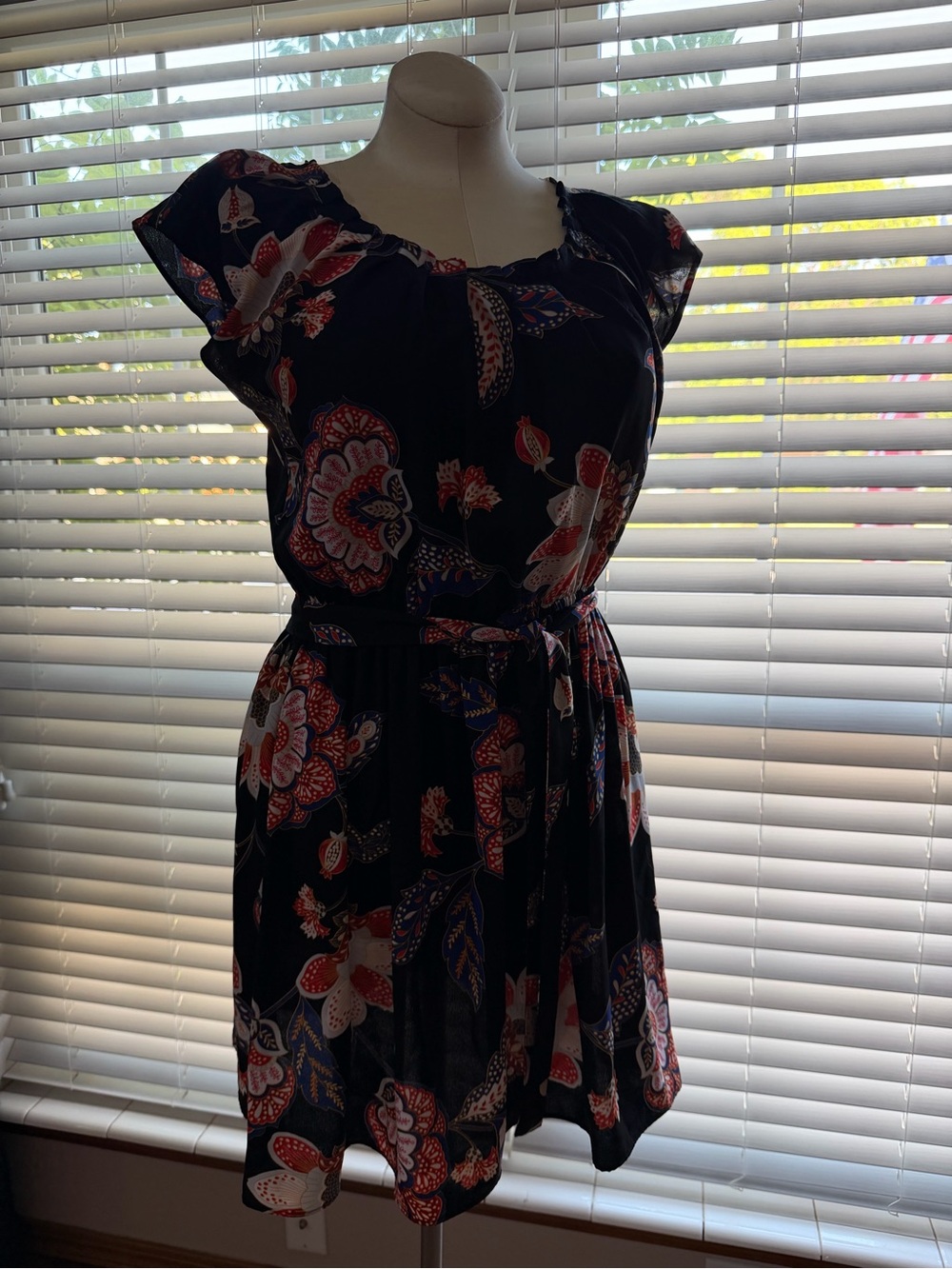 LC Lauren Conrad Size M Black Floral Tie-Waist Peasant Short Sleeve Tunic Dress